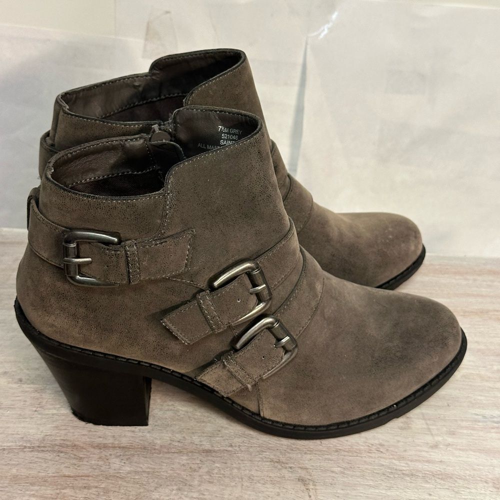 Crown Vintage Tan Ankle Booties with Stacked Heel 7.5 new